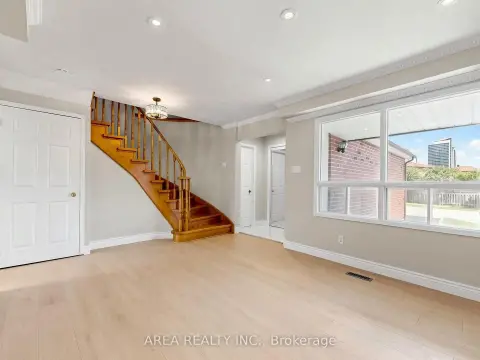 Mississauga Hurontario community 4749 Empire Cres For Sale