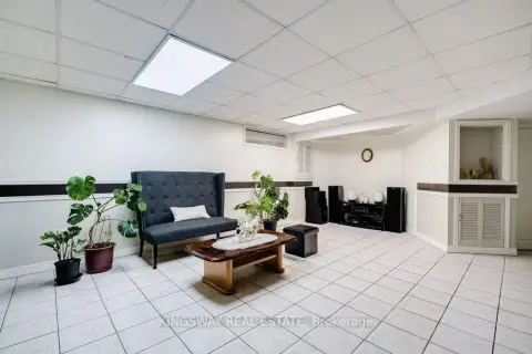 Mississauga Hurontario community 501 Ashprior Ave For Sale
