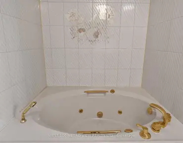 
3411 Pinesmoke Cres Applewood - 4 beds 4 baths 2 parking space(s) listed at $1350000