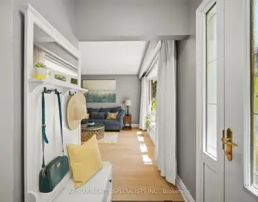3673 Fieldgate Dr Applewood - 4 睡房 2 卫生间 1 车位叫价999900加元