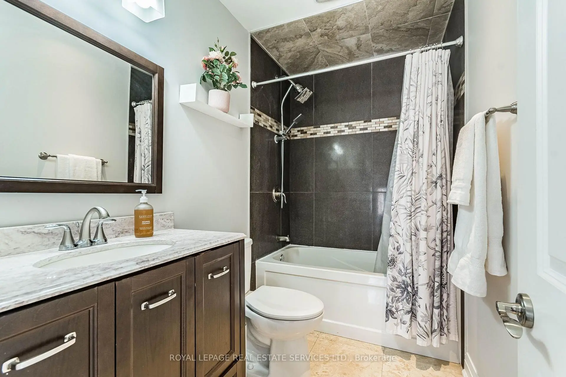 1192 Flagship Dr Mississauga near Flagship Drive and Queen Frede | Semi ...